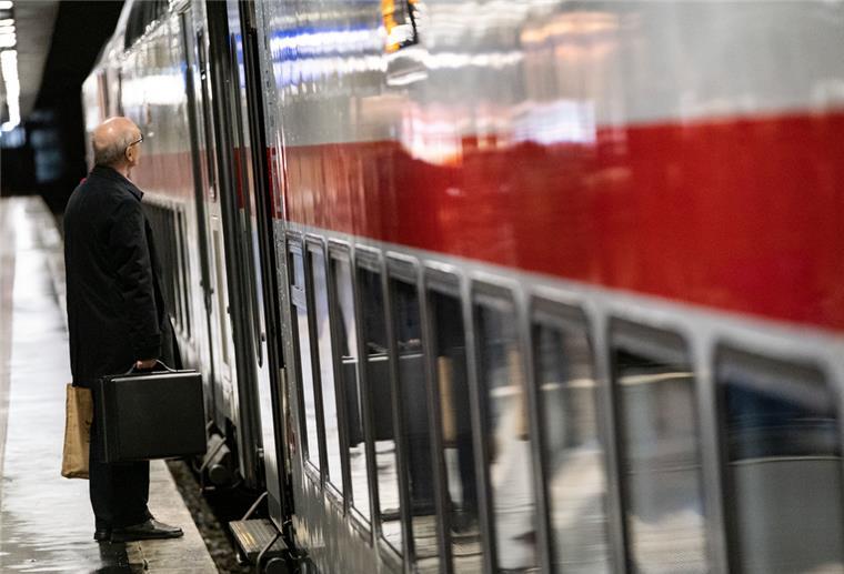 Fahrgastverband fordert besseren Schienenverkehr in Niedersachsen Ein Reisender wartet auf dem Hauptbahnhof in Hannover.