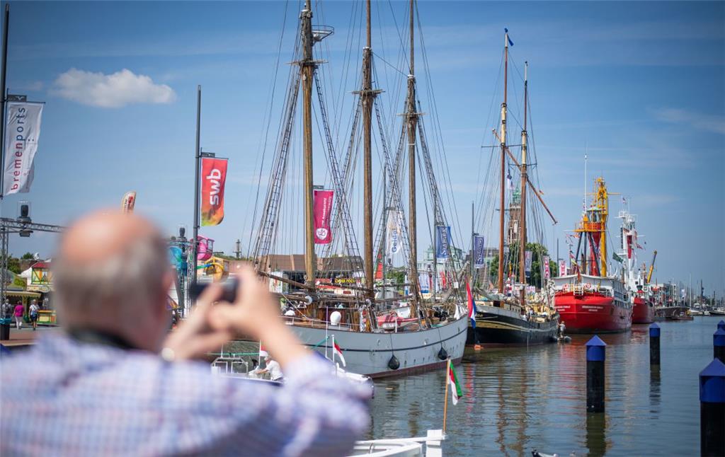 Auch für Film- und Fotobegeisterte bieten die Schiffsriesen tolle Motive. Foto: ...