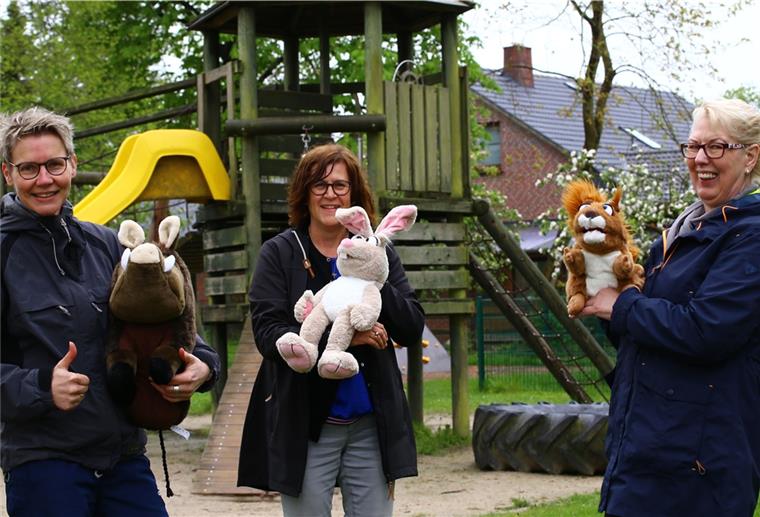 Spatz macht Kita-Kinder in Waddens mobil Auch für sie bot der Spatz am Zaun eine willkommene Abwechslung (von links): Birgit Schiwy vom Sportverein Waddens, Conny Kolwitz, Leiterin der Kindertagesstätte Waddens und Manuela Parche vom Kreissportbund Wesermarsch.