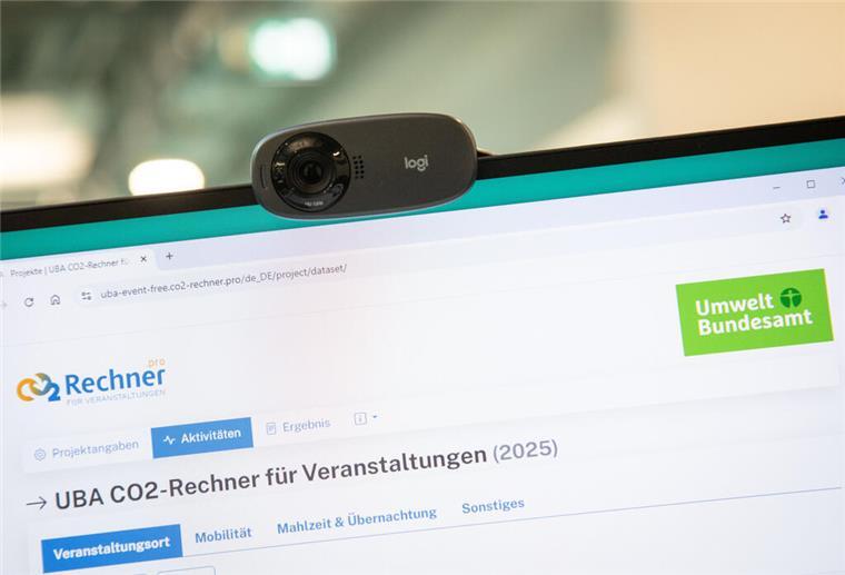 Berechnung des CO2-Fußabdrucks: So funktioniert es ILLUSTRATION - Auch für Veranstaltungen gibt es einen eigenen Rechner. (zu dpa: «Wie viel CO2 verursachen Sie? So lässt es sich herausfinden») Foto: Christin Klose/dpa-tmn - Honorarfrei nur für Bezieher des dpa-Themendienstes +++ dpa-Themendienst +++