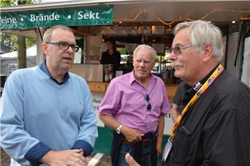 Auch Geestlands Bürgermeister Thorsten Krüger (links) schaut beim BBQ an der Bur...