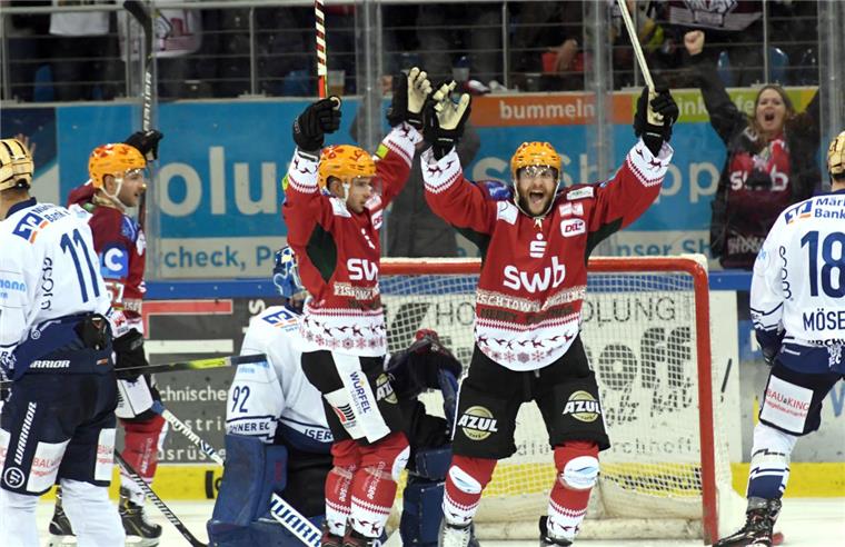 Pinguins spielen gegen die treffsicherste Mannschaft der DEL Auch gegen Straubing wollen die Spieler der Fischtown Pinguins (hier Justin Feser und Carson McMillan) wieder jubeln.