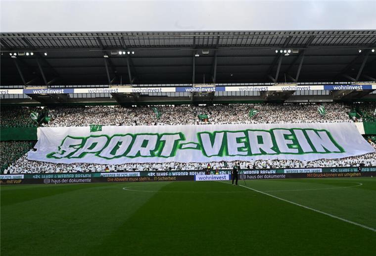 Werder-Fans zeigen zum 125. Geburtstag eine riesige Choreografie Auch hier ist ein riesiges Transparent zu sehen.