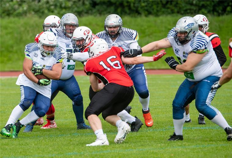 Derbe Niederlage für die Bremerhaven Seahawks Auch hier läuft sich die Offensive der Seahawks mit RJ Yang (links) gegen das Bollwerk der Hamburg Pioneers fest.