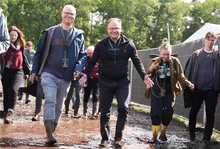 Regenmassen verwandeln Wacken in Schlammfeld Auch hoher Besuch aus Berlin und Kiel lässt sich auf dem Wacken Open Air blicken.