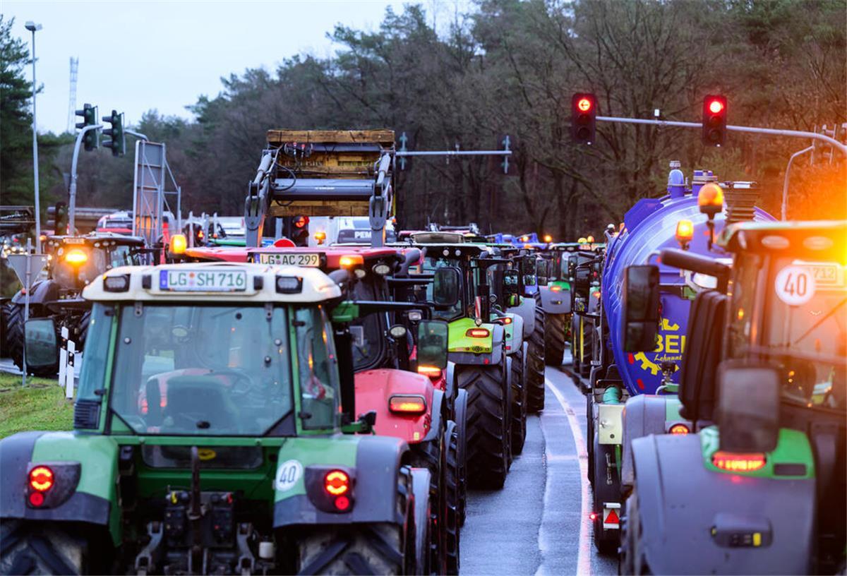 Aktionsgebiete für den Protest: Hier wollen die Landwirte am Montag demonstrieren Landwirte blockieren bei einer Protestaktion mit ihren Treckern unter anderem die Auffahrt zur Autobahn 7.