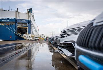 Autos vor Schiff