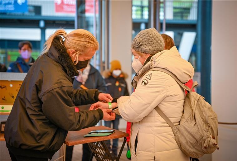 Bremerhaven: 2G im Handel entfällt ab Donnerstag, Kontakterfassung auch Auch im ehemaligen Mediterraneo, dem Mein Outlet, fällt bald die 2G-Regel des Einzelhandels. Damit werden die sehr zweckmäßigen Bänder zur Kennzeichnung überflüssig. Foto Scheschonka