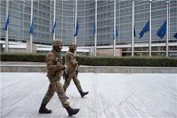 Auch im Europaviertel in Brüssel ist die Zahl der sichtbaren Sicherheitskräfte d...