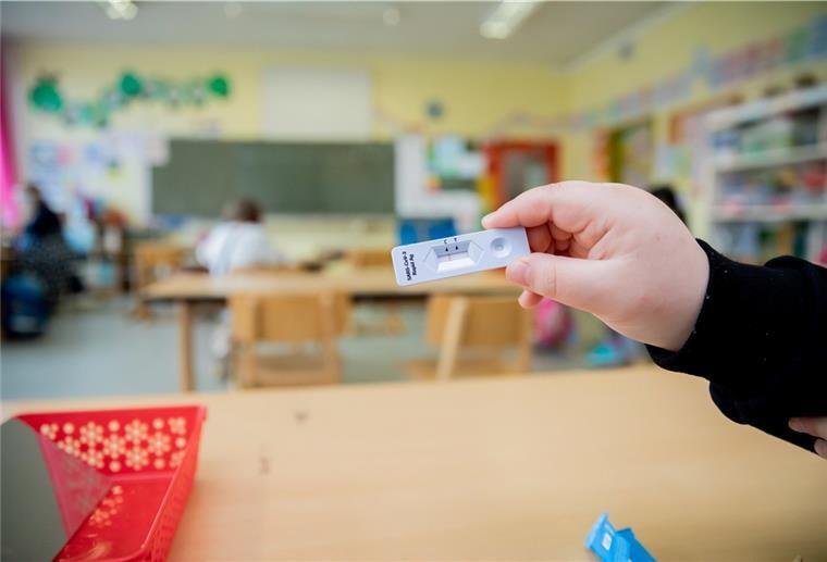 Tägliches Testen an niedersächsischen Schulen bis Ende Januar Auch im Land Bremen gilt an Schulen in den ersten beiden Schulwochen eine tägliche Testpflicht für alle Schülerinnen und Schüler sowie alle Beschäftigten.