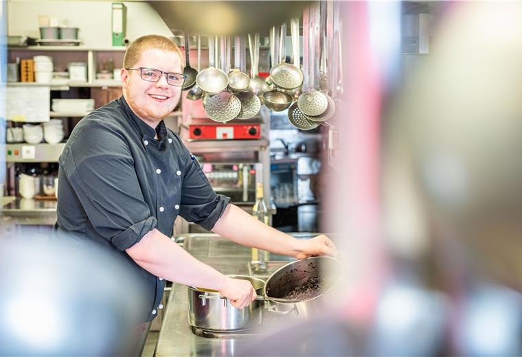 Darum blicken Gastronomen skeptisch auf Lockerung Auch im Restaurant Natusch – hier im Bild Koch-Azubi Nico Reysen – wird die Küche wieder heiß.