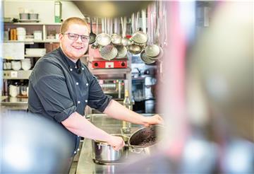 Auch im Restaurant Natusch – hier im Bild Koch-Azubi Nico Reysen – wird die Küche wieder heiß.