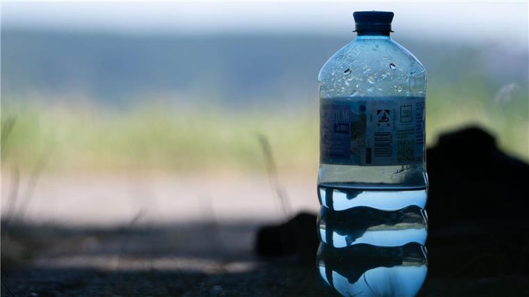 Auch im Schatten sollten Menschen Sonnenschutz auftragen und genug Wasser trinken. (Symbolbild)