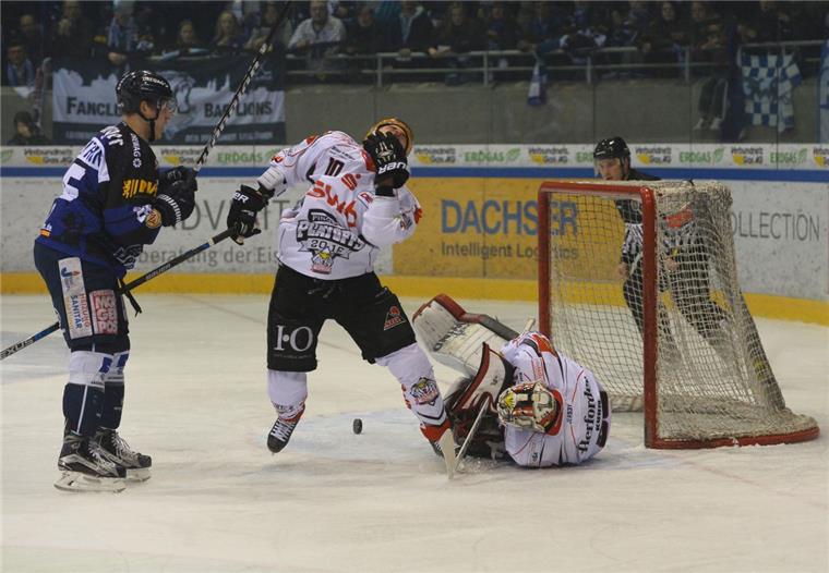 Auch im vierten Playoff-Duell ging es zur Sache. Hier bekommt Gabe Guentzel (Mitte) den Schläger von Dresddens Dominik Grafenthin (links) ab. Foto Hentschel 