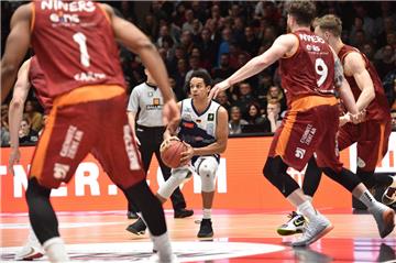 Auch im zweiten Duell mit Aufstiegsanwärter Chemnitz gingen Tony Canty (Mitte) und die Eisbären als Verlierer vom Parkett.