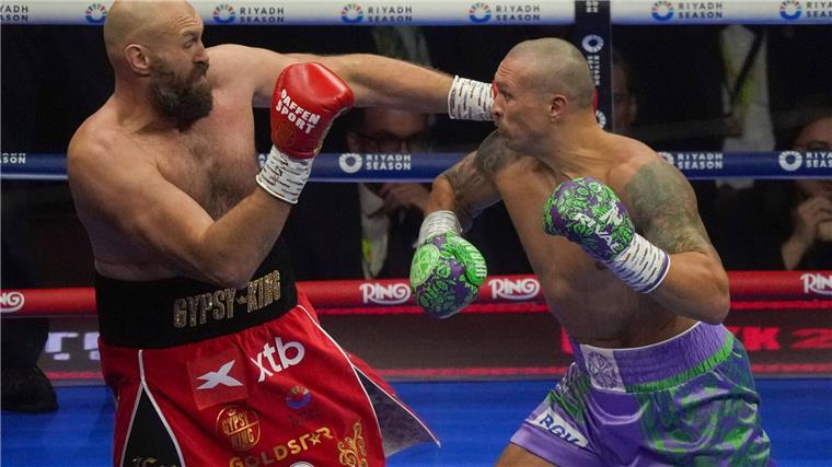 Usyk bleibt Box-König - Nächster Mega-Kampf winkt Auch im zweiten WM-Kampf lieferten sich Tyson Fury (links) und Oleksandr Usyk einen harten Kampf