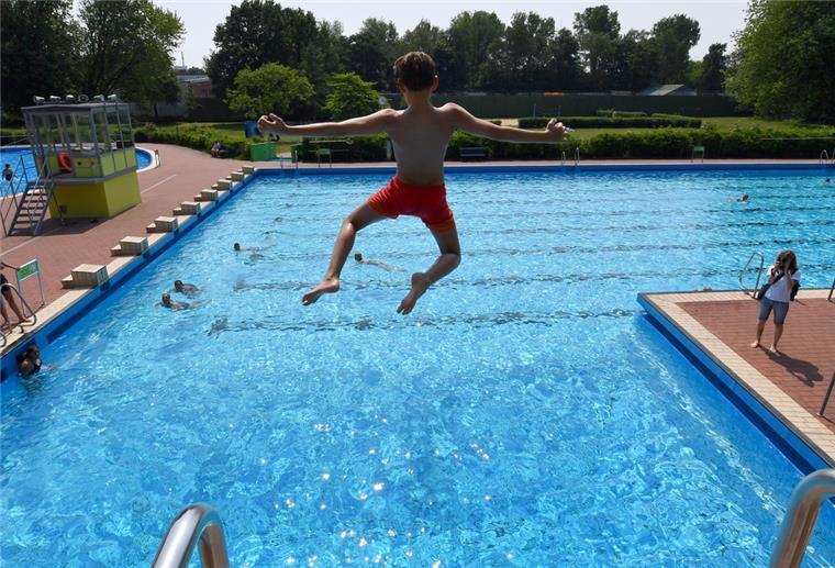 Dieser Sommer war eine gute Freibadsaison in Grünhöfe Ein Junge springt von einem Sprungbrett ins Wasserbecken.
