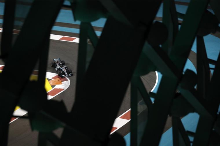Hamilton holt sich letzte Pole der Saison vor Bottas Auch in Abu Dhabi geht die Pole Position an Lewis Hamilton .