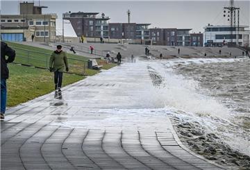 Auch in Bremerhaven könnte die Weser wieder über die Ufer treten (Archivbild).