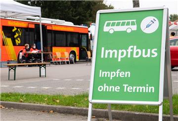 Ein mobiler Impfbus für Impfungen gegen das Coronavirus steht auf einem Supermarktparkplatz in der Region Hannover. 
