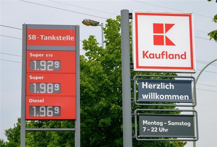 Gesenkte Spritsteuer: Preise an Tankstellen fallen teils deutlich Auch in Bremerhaven sind die Spritpreise bereits gesunken.
