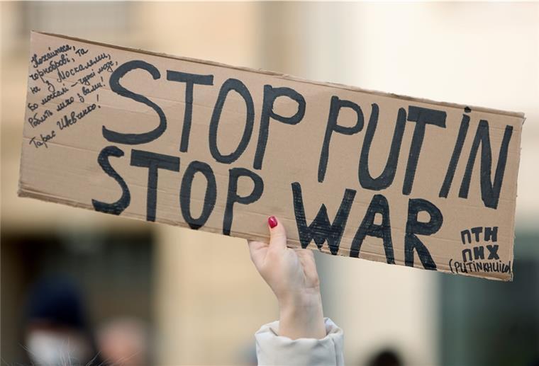 Hier geht’s zur Friedensdemo nach Bremerhaven Ein Schild mit der Aufschrift "Stop Putin Stop War"