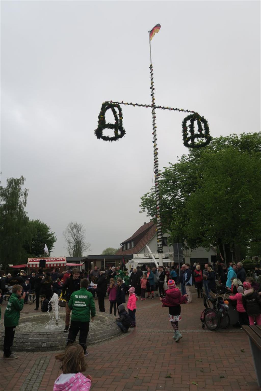 Auch in Burhave wurde an der Tradition des Maibaumsetzens festgehalten. Als der ...