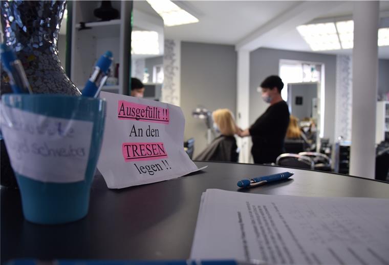 Wesermarsch: Friseur-Innung fordert klare Regeln Auch in dem Friseursalon von Birgit Heinrich gelten seit Mittwoch strengere Regeln: Nur noch mit einem negativen Schnelltestergebnis, das nicht älter ist als 24 Stunden, darf der Salon betreten werden. Foto: Teichmann
