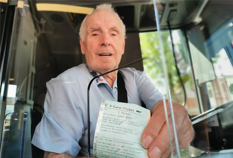 Auch in den Bussen der Verkehrsbetriebe Wesermarsch sind die Rabatt-Tickets erhältlich. Das Foto zeigt Busfahrer Charles Ossenfort mit einer 9-Euro-Fahrkarte für den Monat Juni.