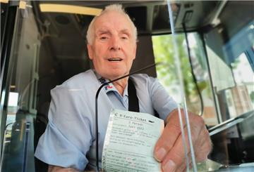 Auch in den Bussen der Verkehrsbetriebe Wesermarsch sind die Rabatt-Tickets erhältlich. Das Foto zeigt Busfahrer Charles Ossenfort mit einer 9-Euro-Fahrkarte für den Monat Juni.