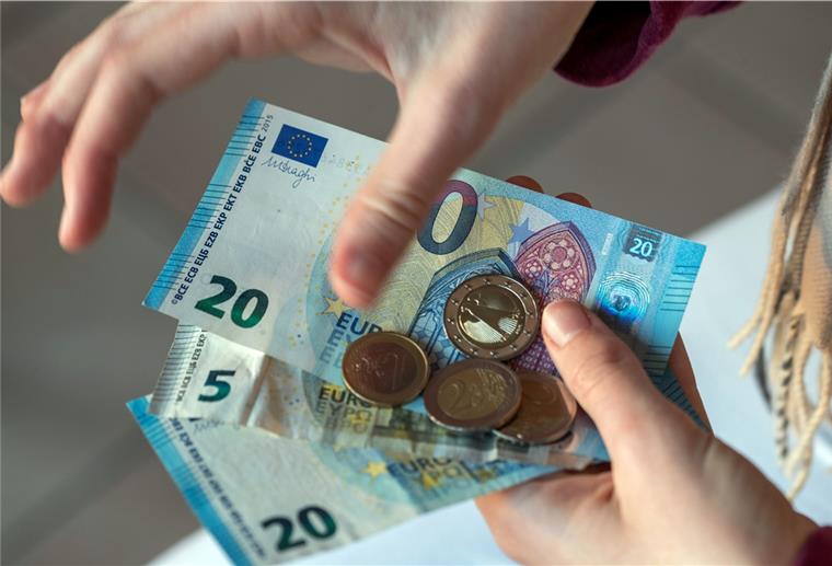 Das Minus im Gemeindehaushalt Loxstedt wird kleiner Auch in der Gemeinde Loxstedt muss weiterhin aufs Geld geschaut werden.