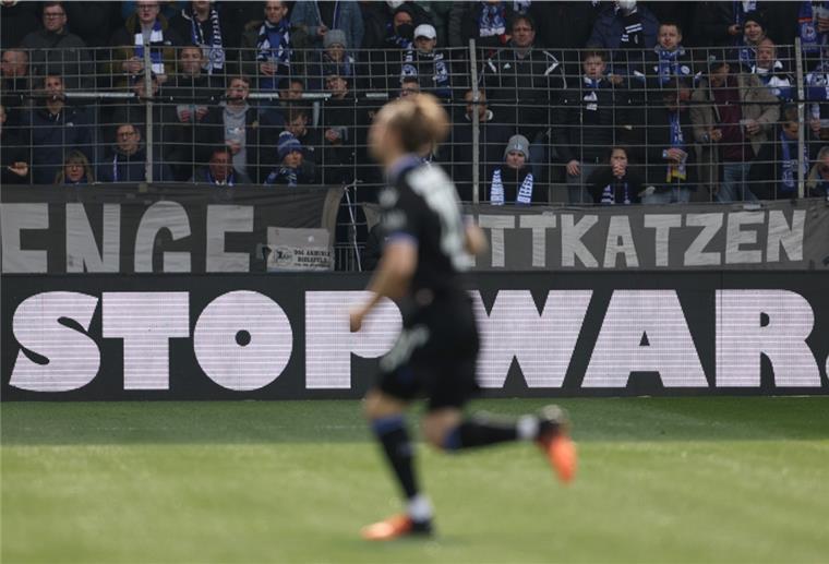 Russischer Sender bricht erneut Übertragung von Bundesliga-Partie ab Auch in der Partie zwischen Arminia Bielefeld und VfB Stuttgart am 28. Spieltag forderte ein Werbebanner zum Beendigen des Krieges auf.