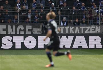 Auch in der Partie zwischen Arminia Bielefeld und VfB Stuttgart am 28. Spieltag forderte ein Werbebanner zum Beendigen des Krieges auf.
