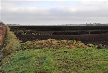 Auch in der Wesermarsch wird noch Torf abgebaut, wie hier im Barghorner Moor. Gut fürs Klima ist das nicht. Die Klimaschutzstrategie des Bundesumweltministeriums sieht vor, die Fähigkeit von Moorböden, das Klimagas Kohlendioxid zu binden, wieder zu aktivieren und die Landwirtschaft entsprechend umzustellen.