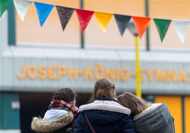 Hunderte Angehörige und Betroffene gedenken Germanwings-Opfern Auch in Haltern am See (Nordrhein-Westfalen) ist vor dem Joseph-König-Gymnasium an die verstorbenen Schüler gedacht worden. 16 Schüler und zwei Lehrkräfte des Joseph-König-Gymnasiums befanden sich an Bord der Germanwings Maschine, die am 24.03.2015 auf dem Weg von Barcelona nach Düsseldorf abgestürzt war.