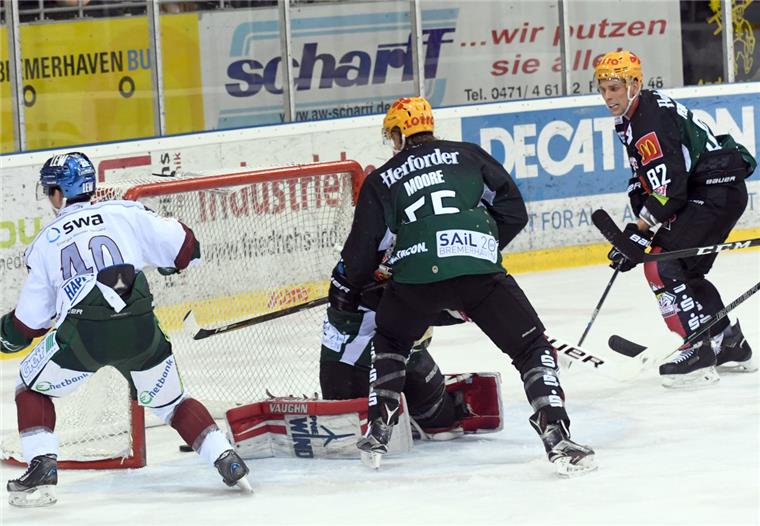 Auch in Ingolstadt müssen die Pinguins wachsam sein. Die beiden Verteidiger Mike Moore (Mitte) und Atte Pentikainen (rechts) machen vor, wie es geht. Foto Scheer