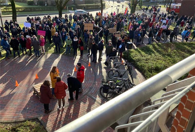 Demos gegen Rechtsextremismus zwischen Jade, Weser und Elbe: Die besten Bilder Auch in Tarmstedt haben sich viele Menschen zur Demo versammelt