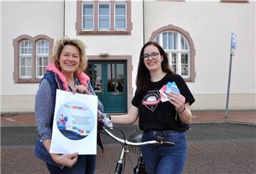 Auch in Zeiten der Schließung wollen die Nordenhamer Einzelhändler für ihre Kunden da sein. NMT unterstützt dieses Bemühen mit mehreren Initiativen. Unser Bild zeigt NMT-Geschäftsführerin Ilona Tetzlaff (links) und NMT-Mitarbeiterin Annika Ahrends. Foto: Heilscher