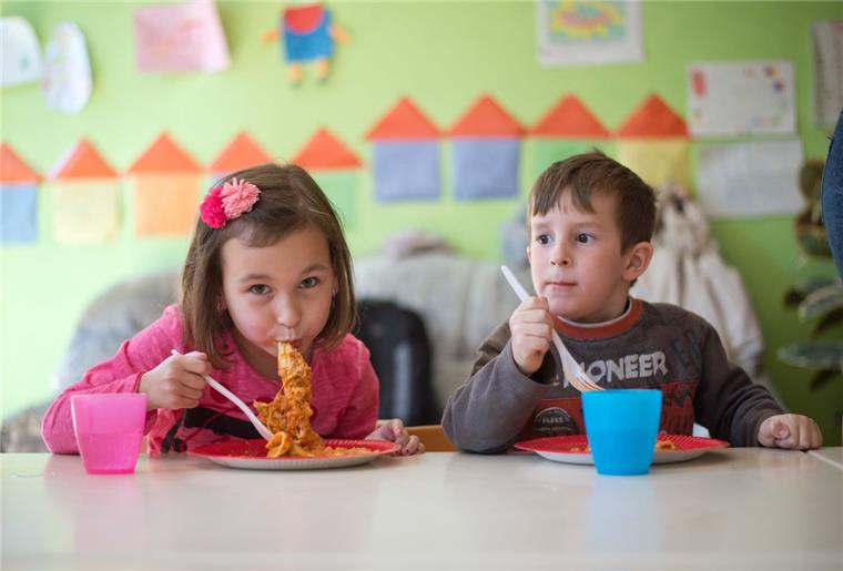Auch in Zukunft können Eltern flexibel entscheiden: Es besteht die Möglichkeit, täglich zu entscheiden, ob das Kind am Mittagessen teilnimmt.