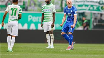 Auch Isac Lidberg schlägt gegen Fürth zu.