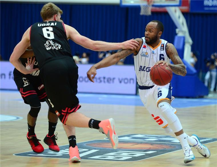 Auch Jerry Smith (rechts) muss bei den Eisbären im Abstiegskampf noch Gas geben. 