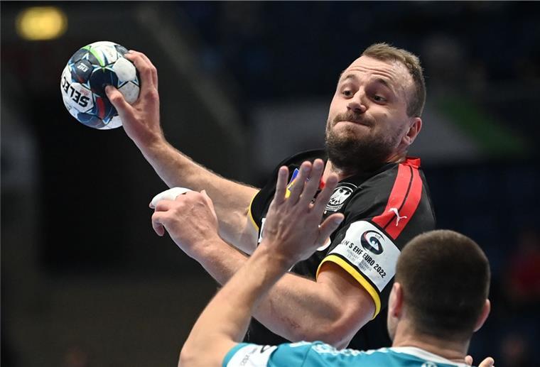 Corona-Schock: Sieben deutsche Handballer positiv getestet Handball: EM, Deutschland - Belarus, Vorrunde, Gruppe D, 1. Spieltag. Deutschlands Julius Kühn springt vor der Abwehr