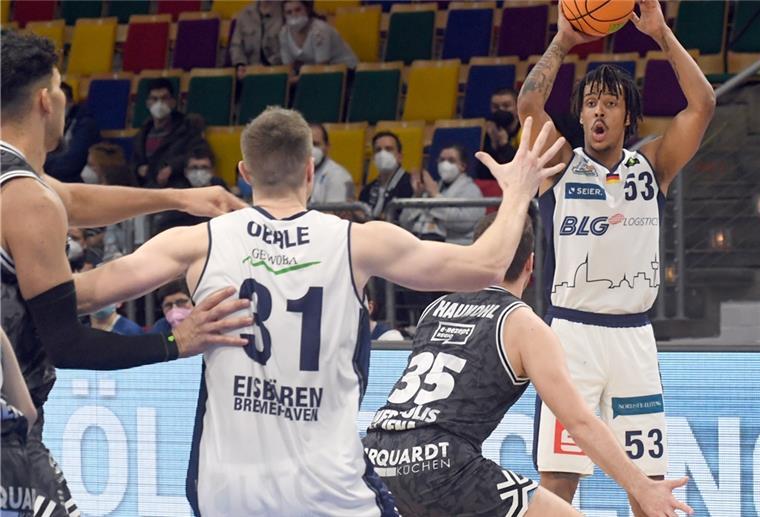Eisbären kassieren Hunderter im Nordderby Auch Kevin Yebo (rechts) konnte die zweite Niederlage der Eisbären in Folge nicht verhindern.