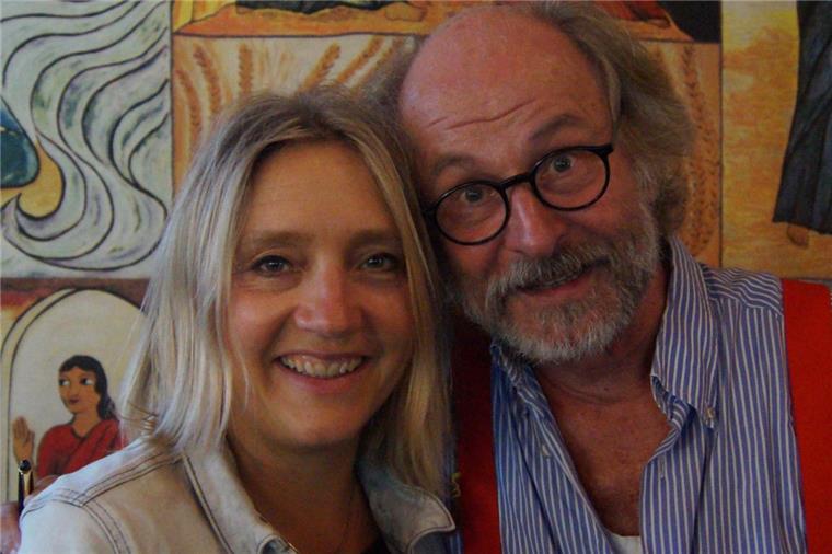 Brake: Mörderischer Abend mit Krimi-Autor Wolf Auch Krimiautor Klaus-Peter Wolf und seine Frau Bettina Göschl hatten viel Spaß bei der Lesung.