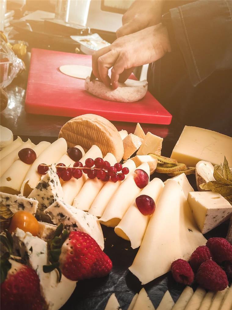 B‘Haven Lounge - Neue Eventlocation im Fischereihafen Käsevariationen und eine Hand, die Käse schneidet.