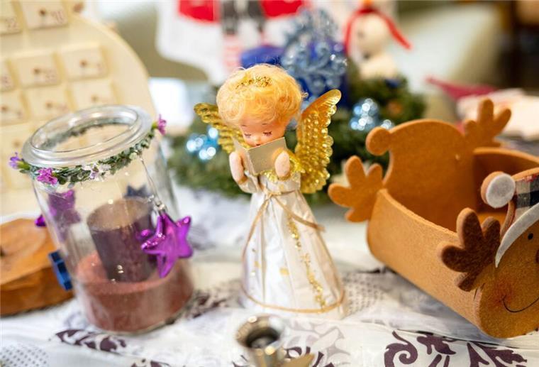 Hier könnt ihr in Bremerhaven Weihnachts-Deko tauschen Auch Kuriositäten fänden immer wieder Abnehmer - etwa ein gusseiserner Tannenbaum-Ständer von 1896 oder eine Barbie mit wirren Harren und Goldflitterflügeln.