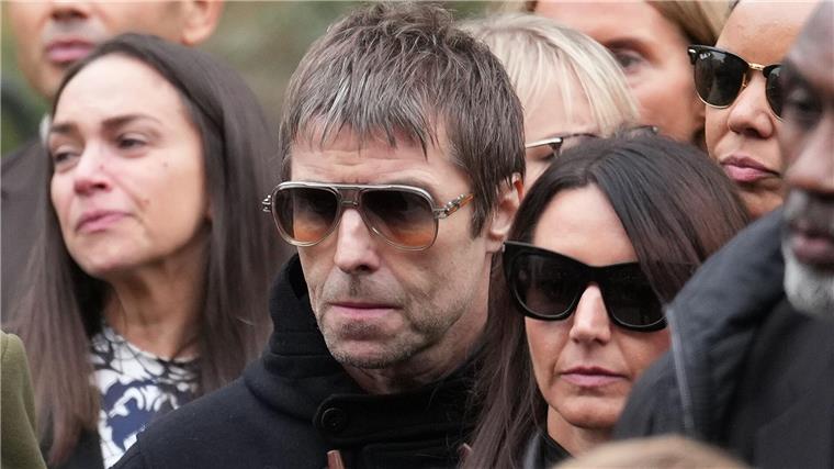 Prominente nehmen Abschied von Boxer Ricky Hatton Auch Liam Gallagher nahm an der Trauerfeier teil.