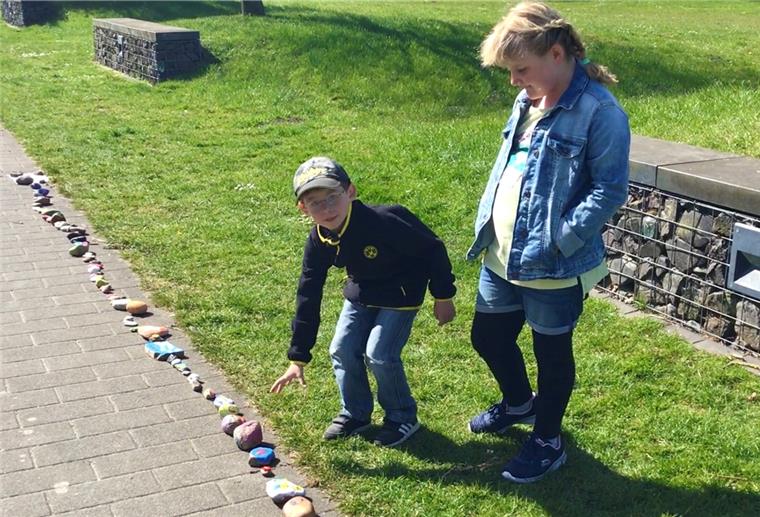 Speckenbütteler Park: Woher kommen die bunten Steine? Auch Max und Anna-Sophie legen in der Allee im Speckenbütteler Park ihre Prachstücke in die bunte Galerie der „Steine der Freude“.