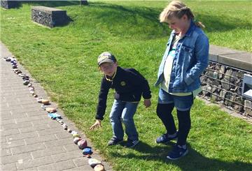 Auch Max und Anna-Sophie legen in der Allee im Speckenbütteler Park ihre Prachstücke in die bunte Galerie der „Steine der Freude“.