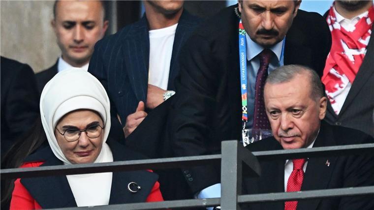 Oranje-Party in Berlin - Erdogan-Beistand hilft Türken nicht Auch Mesut Özil (M) war bei dem EM-Viertelfinale im Berliner Olympiastadion.